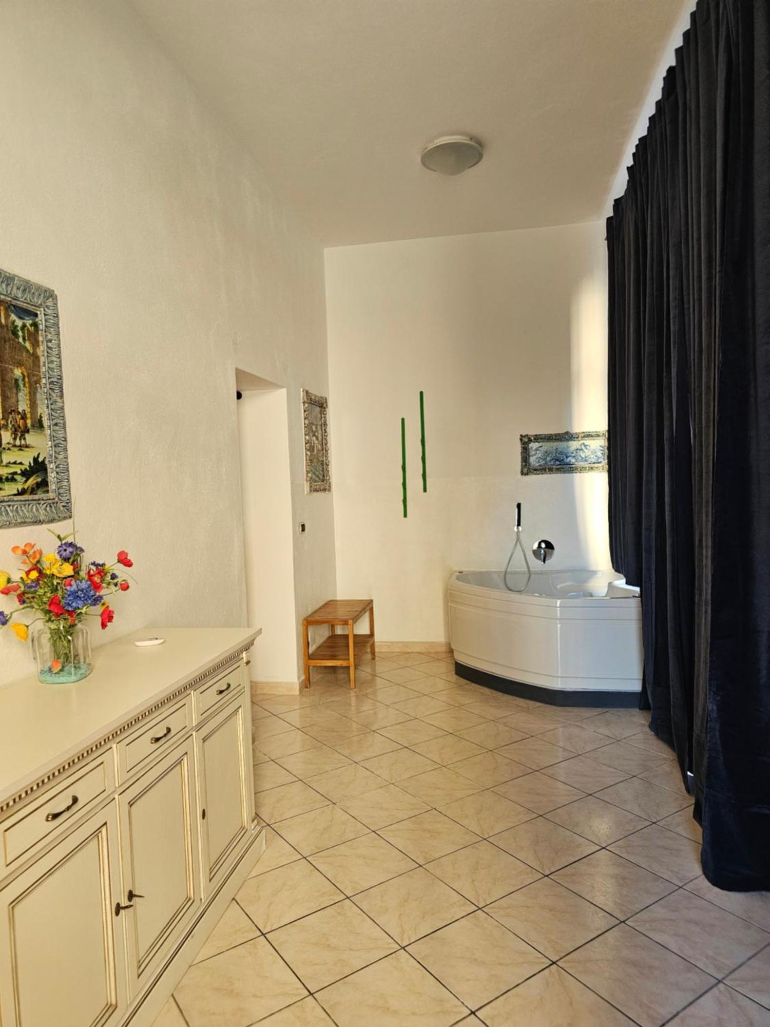 Casa Atena, Spaziosa, Romantica Con Idromassaggio Privato Varazze Luaran gambar