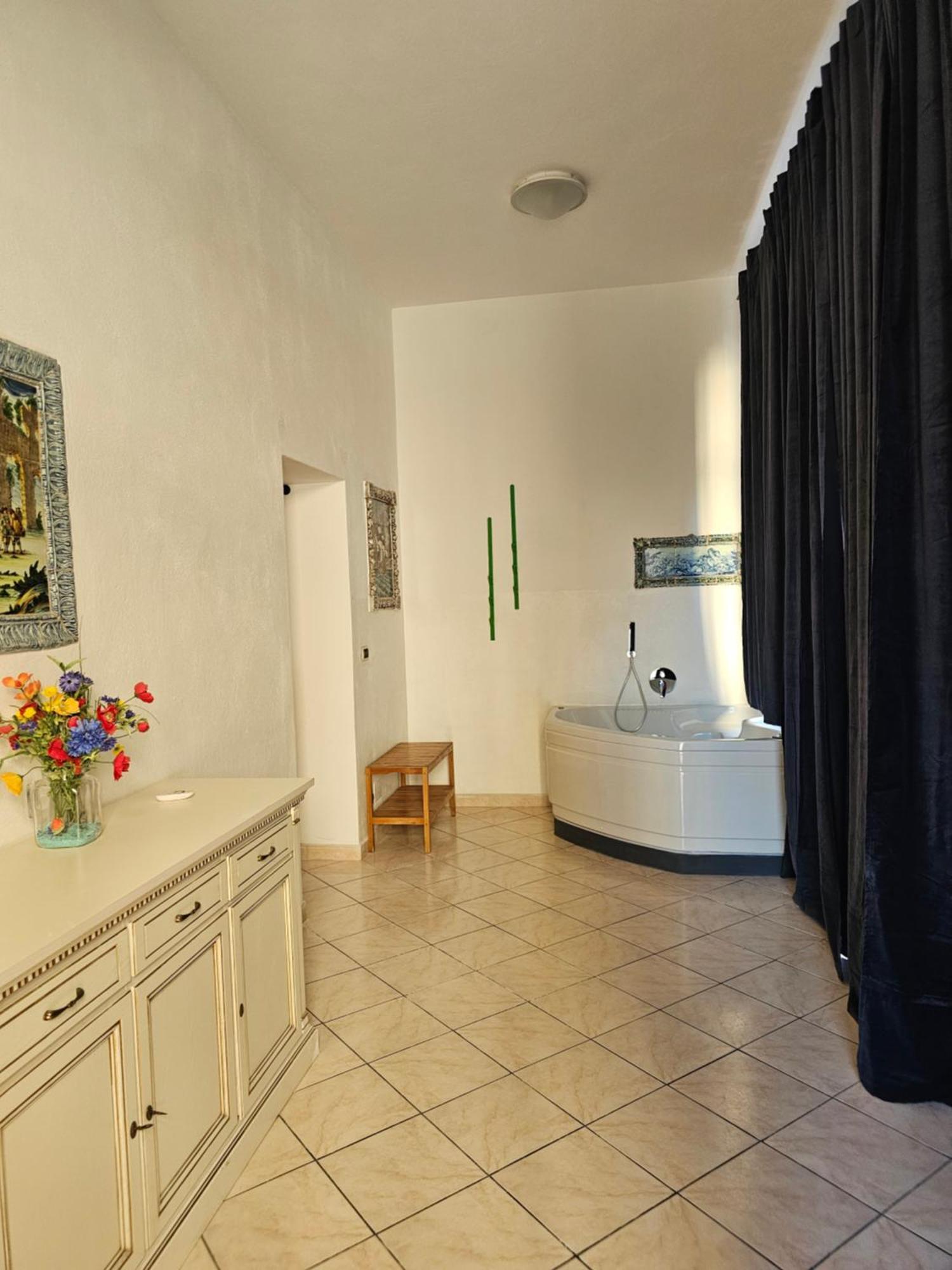 Casa Atena, Spaziosa, Romantica Con Idromassaggio Privato Varazze Luaran gambar